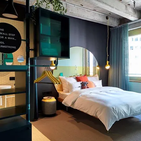 25hours The Circle 4*