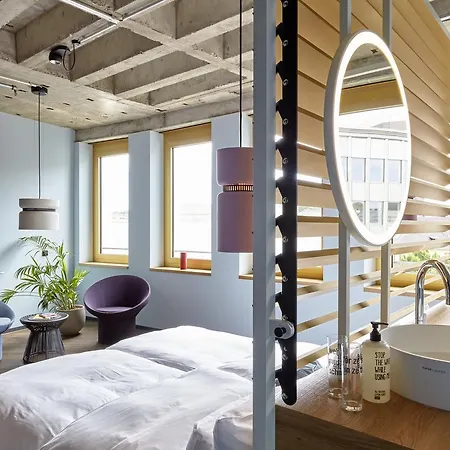 25hours The Circle 4*